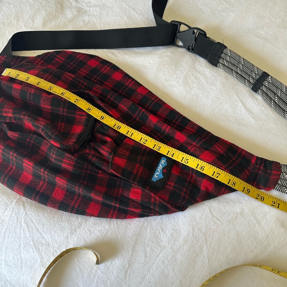 Kavu Black and Red plaid sling bag, NWOT - Picture 6 of 9